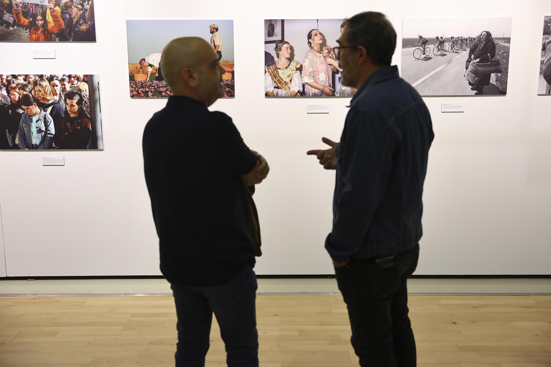 La Agencia EFE de Castilla-La Mancha conmemora los 40 años de su apertura con la inauguración de la exposición 'Momentos icónicos de nuestra historia reciente', que puede visitarse en el Centro Cultural San Marcos de Toledo desde este lunes hasta el 12 de octubre, y que repasa estas cuatro décadas a través de 40 fotografías. La exposición refleja los elementos más distintivos de Castilla-La Mancha, sus costumbres y tradiciones, su historia, su patrimonio cultural y natural, acontecimientos y sucesos que han quedado en la memoria colectiva de la región, su presente y su proyección de futuro. EFE/ Ismael Herrero