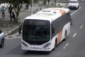 Fotografía que muestra un metrobús del Transporte Masivo de Panamá S.A. (MiBus) este martes, en Ciudad de Panamá (Panamá). EFE/ Carlos Lemos