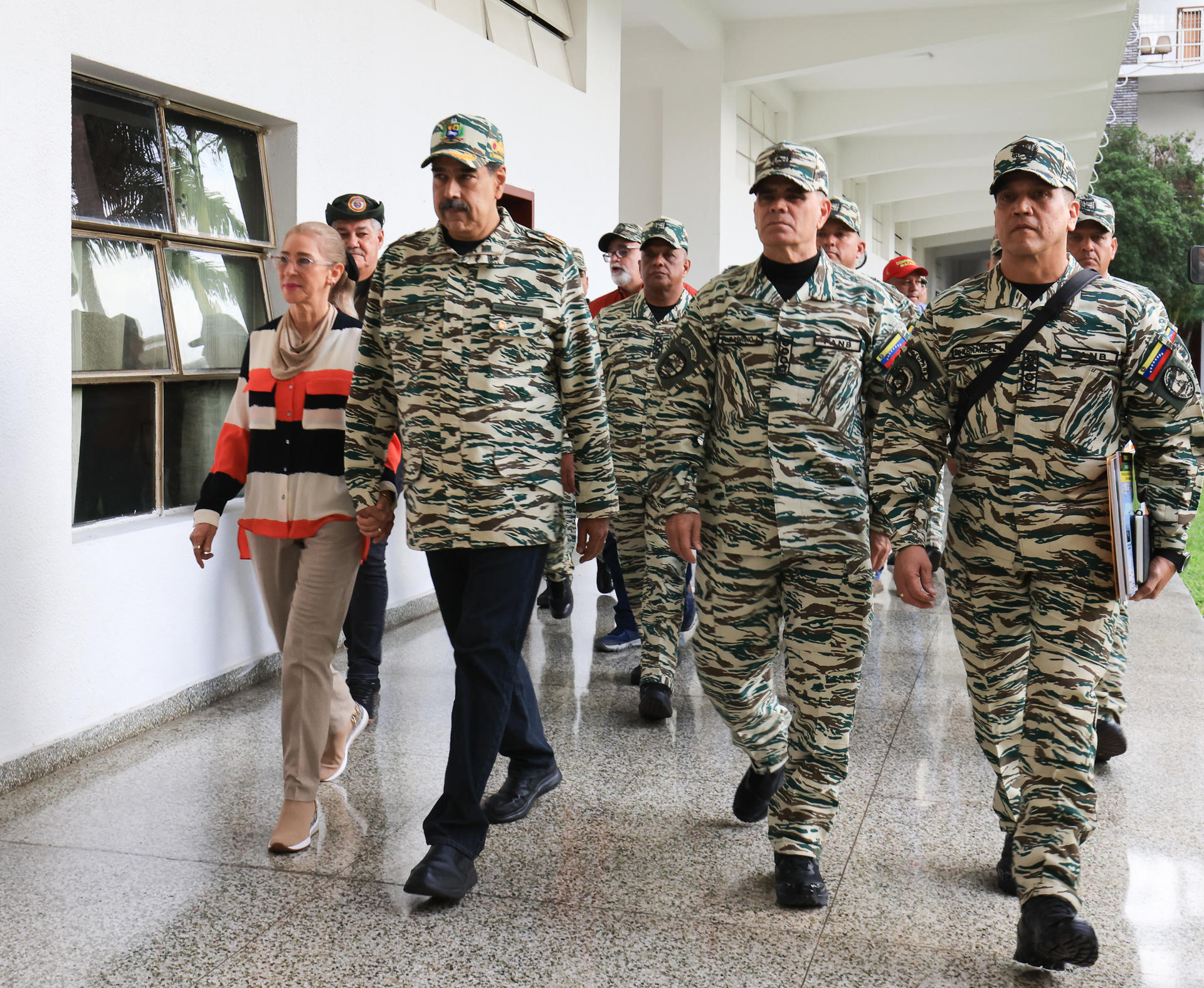 Fotografía cedida por Palacio de Miraflores del presidente de Venezuela, Nicolás Maduro (2-i), caminando junto al ministro del Poder Popular para la Defensa de Venezuela, Vladimir Padrino López (c), durante un acto de activación de las Unidades Comunales Milicianas este viernes, en Caracas (Venezuela). EFE/ Palacio de Miraflores