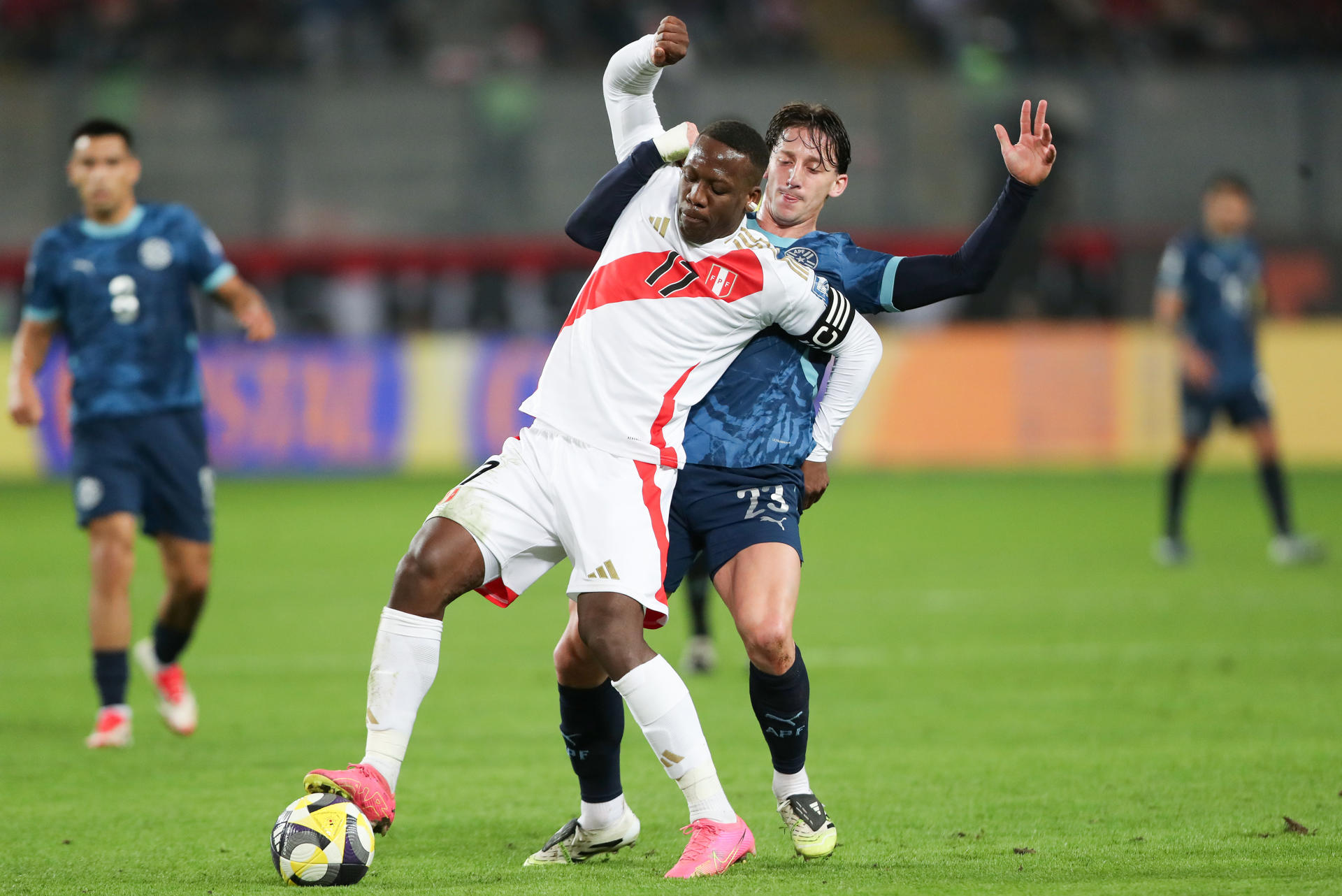 El defensor peruano Luis Advíncula (i) intentó sin éxito penetrar la defensa de Paraguay en el partido que cerró en Lima la última jornada de las eliminatorias sudamericanas del Mundial de 2026. EFE/ Paolo Aguilar
