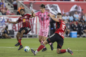 Fotografía de Ángel Colmenares, en la que puede verse en una imagen de archivo del 19 de julio de 2025 al futbolista argentino Federico Redondo (c), cuando jugaba en el Inter de Miami. EFE