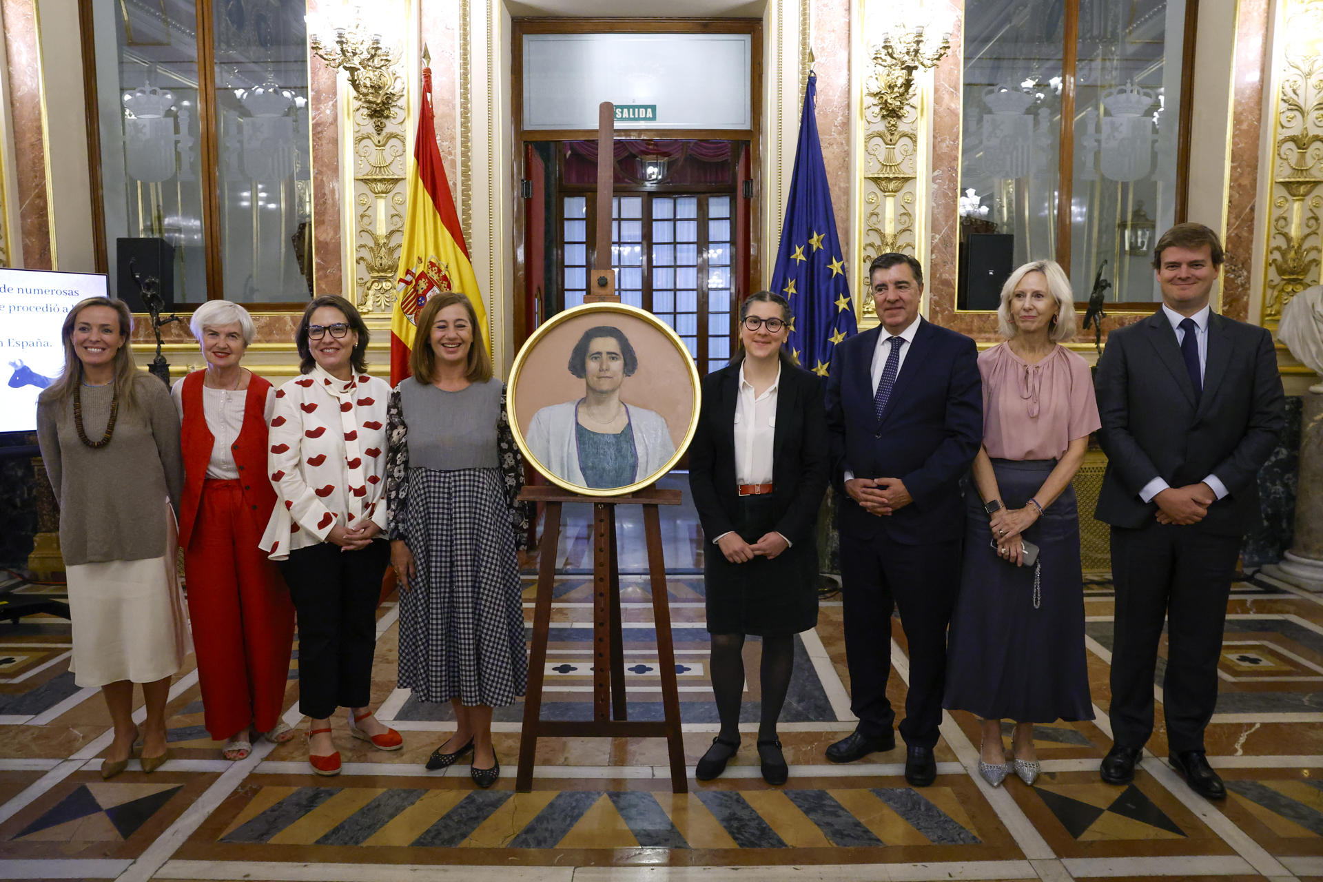 La presidenta del Congreso, Francina Armengol (4i), posa con los miembros de la Mesa; el secretario general del Congreso, Fernando Galindo (d), y la artista Soraya Triana Hernández (4i) durante la presentación del tondo de la diputada Clara Campoamor que ha tenido lugar en el marco del acto de Conmemoración XCII Aniversario de la Aprobación del Sufragio Femenino en España, este martes. EFE/Javier Lizón
