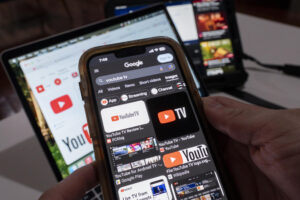 Fotografía de archivo de una persona sosteniendo un teléfono con la aplicación YouTube en Nueva York (Estados Unidos). EFE/ Ángel Colmenares