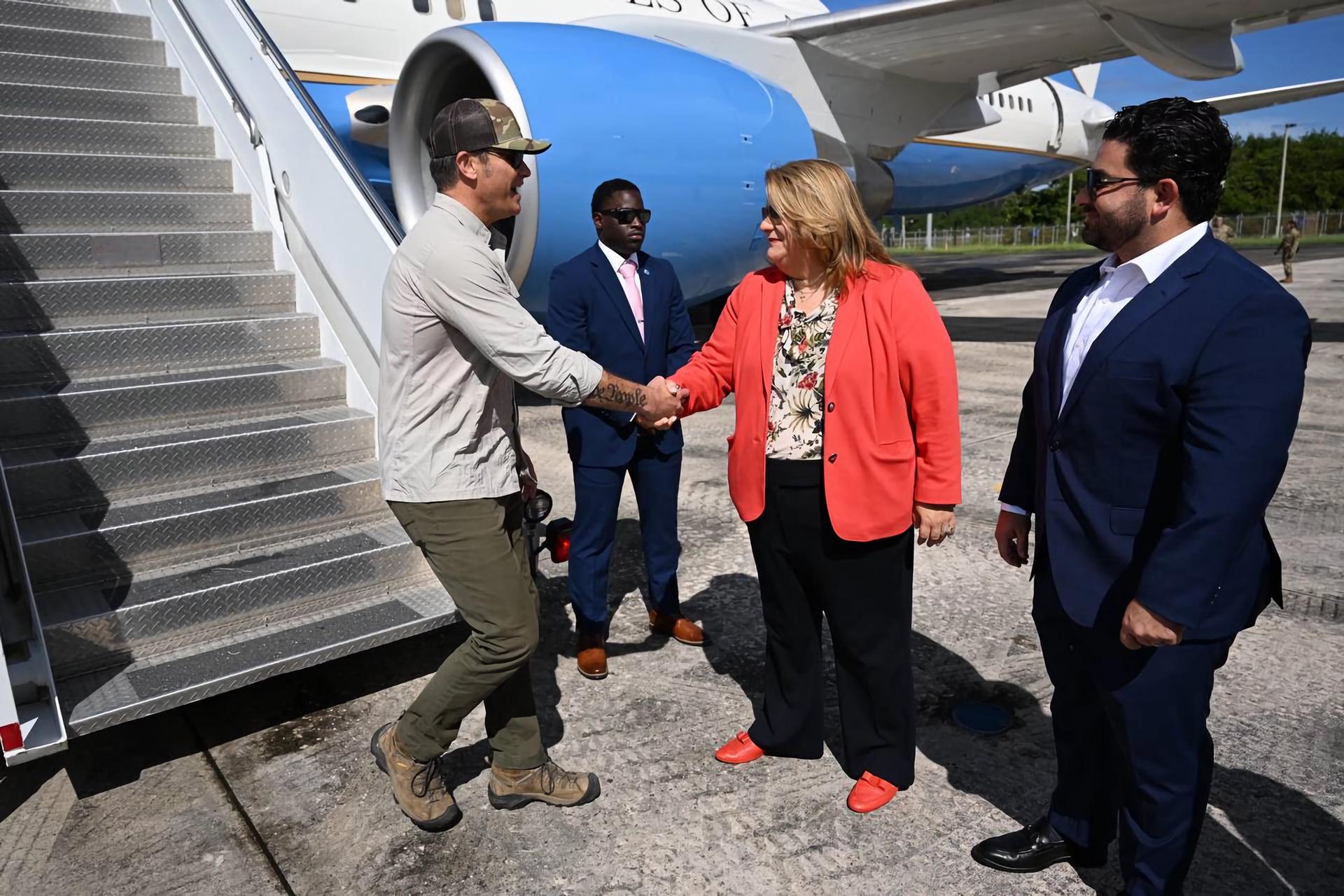 Fotografía cedida por la Gobernación de Puerto Rico de la gobernadora Jenniffer González (c), y el primer caballero, José Yovín Vargas (d), saludando al secretario de Guerra de Estados Unidos, Pete Hegseth, a su llegada a la Base Aérea Muñiz este 8 de septiembre de 2025, en el municipio de Carolina (Puerto Rico).EFE/ Gobernación de Puerto Rico