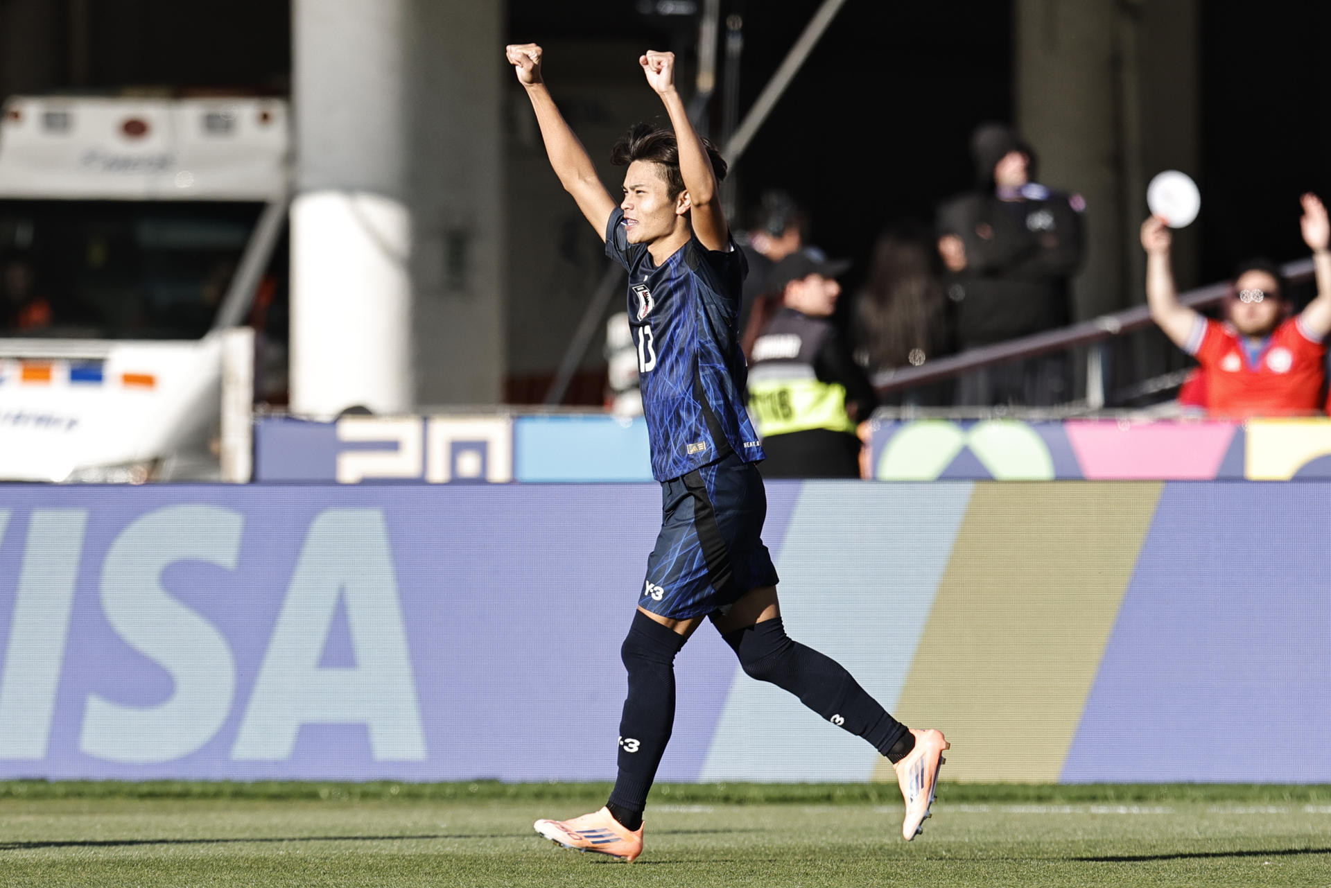 Hisatsugu Ishii, de Japón, celebra su gol, el segundo de su equipo ante Egipto, en el partido del grupo A0 del Mundial Sub-20 en el estadio Nacional en Santiago. EFE/Osvaldo Villarroel