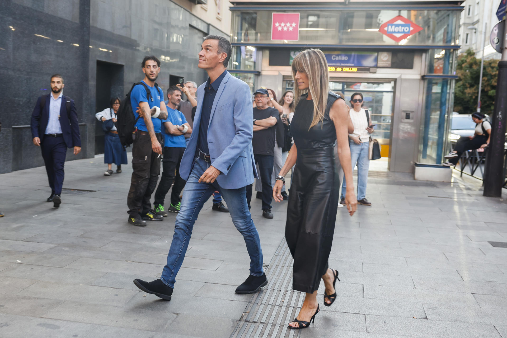 El presidente del Gobierno, Pedro Sánchez (c), y su mujer, Begoña Gómez (d), a su llegada a la premiere de El cautivo, de Alejandro Amenábar, este miércoles en el cine Callao en Madrid.-EFE/ Juanjo Martín
