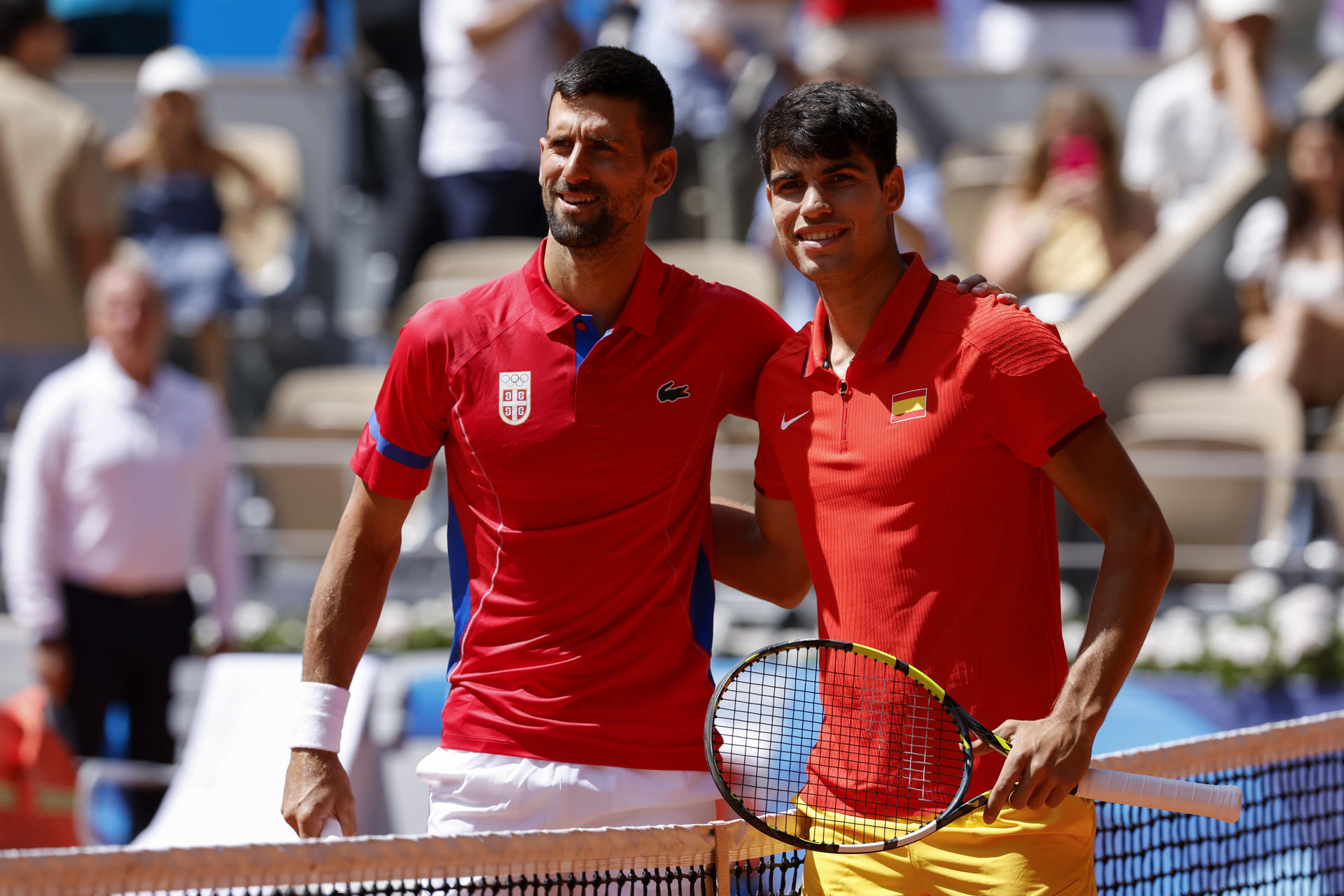 Fotografía de archivo fechada el 04 de agosto de 2025 que muestra al tenista serbio Novak Djokovic (i) y al español Carlos Alcaraz posando en la final individual masculina de tenis de los Juegos Olímpicos de París 2024. Alcaraz sabe lo que es derrotar a Djokovic en dos finales de Wimbledon, pero la herida del oro olímpico que el serbio le arrebató en París sigue abierta. EFE/Juanjo Martín