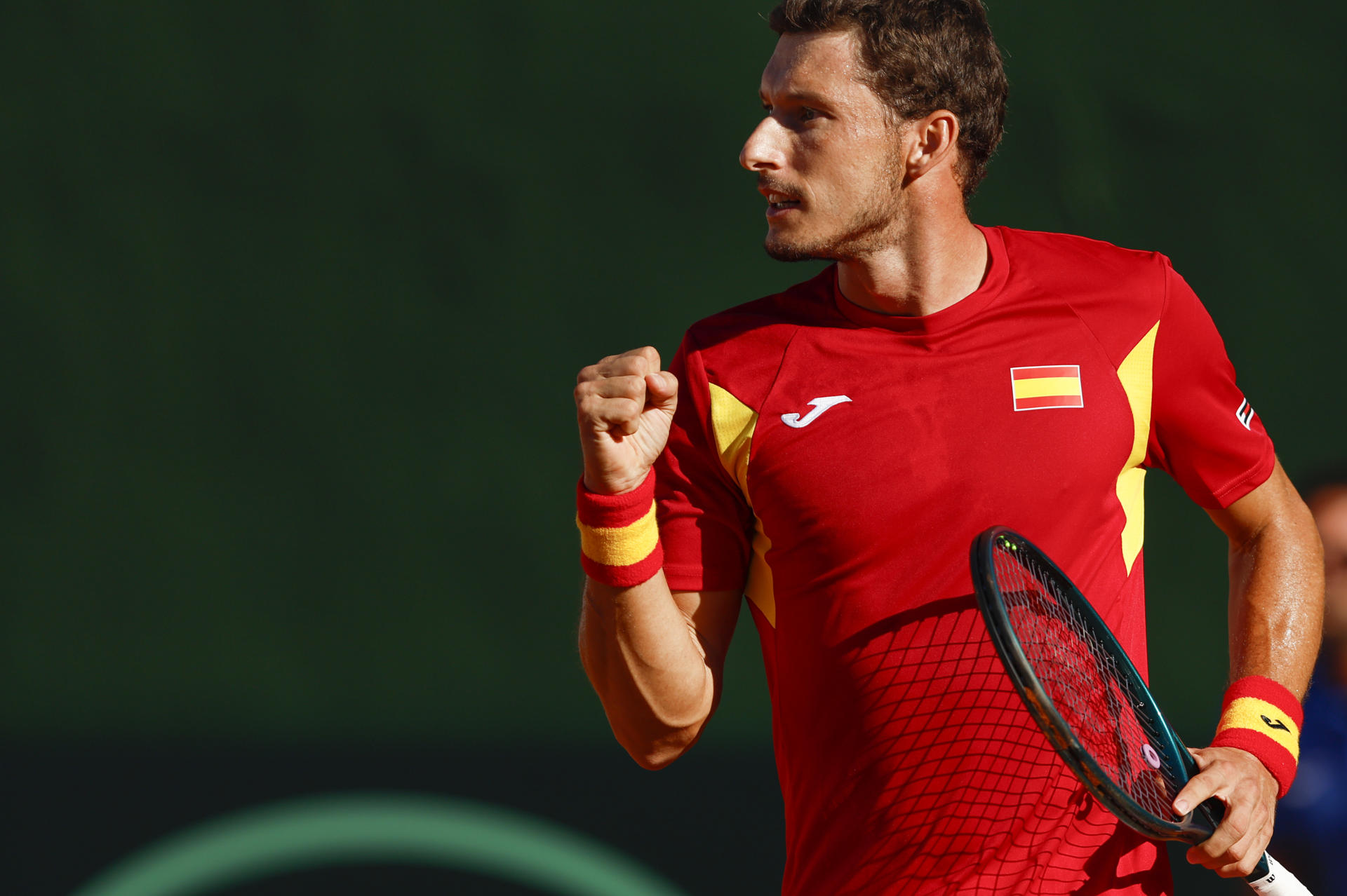 El español Pablo Carreño celebra una bola sobre el danés Elmer Moeller, durante el partido de Copa Davis disputado este domingo en el club de tenis Puente Romano en Marbella.- EFE/ Jorge Zapata

