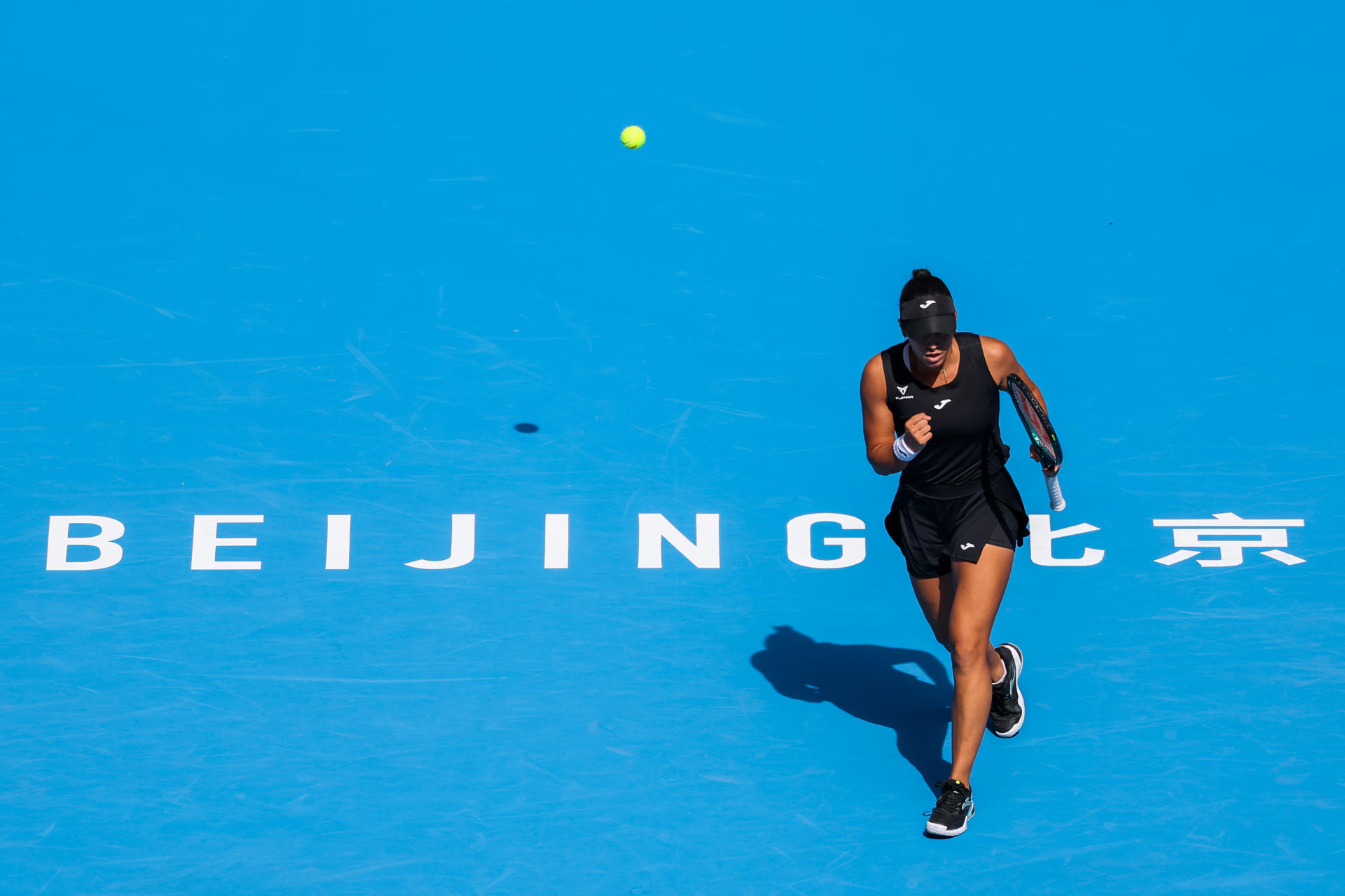 La tenista española Jessica Bouzas durante su partido contra la rusa Mirra Andreeva en el Abierto de Tenis de China. EFE/ Abierto de Tenis de China SOLO USO EDITORIAL/SOLO DISPONIBLE PARA ILUSTRAR LA NOTICIA QUE ACOMPAÑA (CRÉDITO OBLIGATORIO)