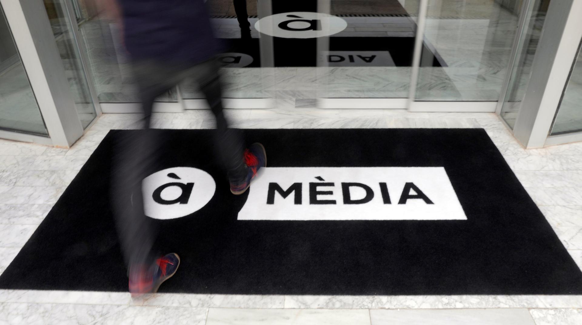 Una persona entra en las instalaciones de la nueva televisión pública À Punt. EFE/Kai Försterling

