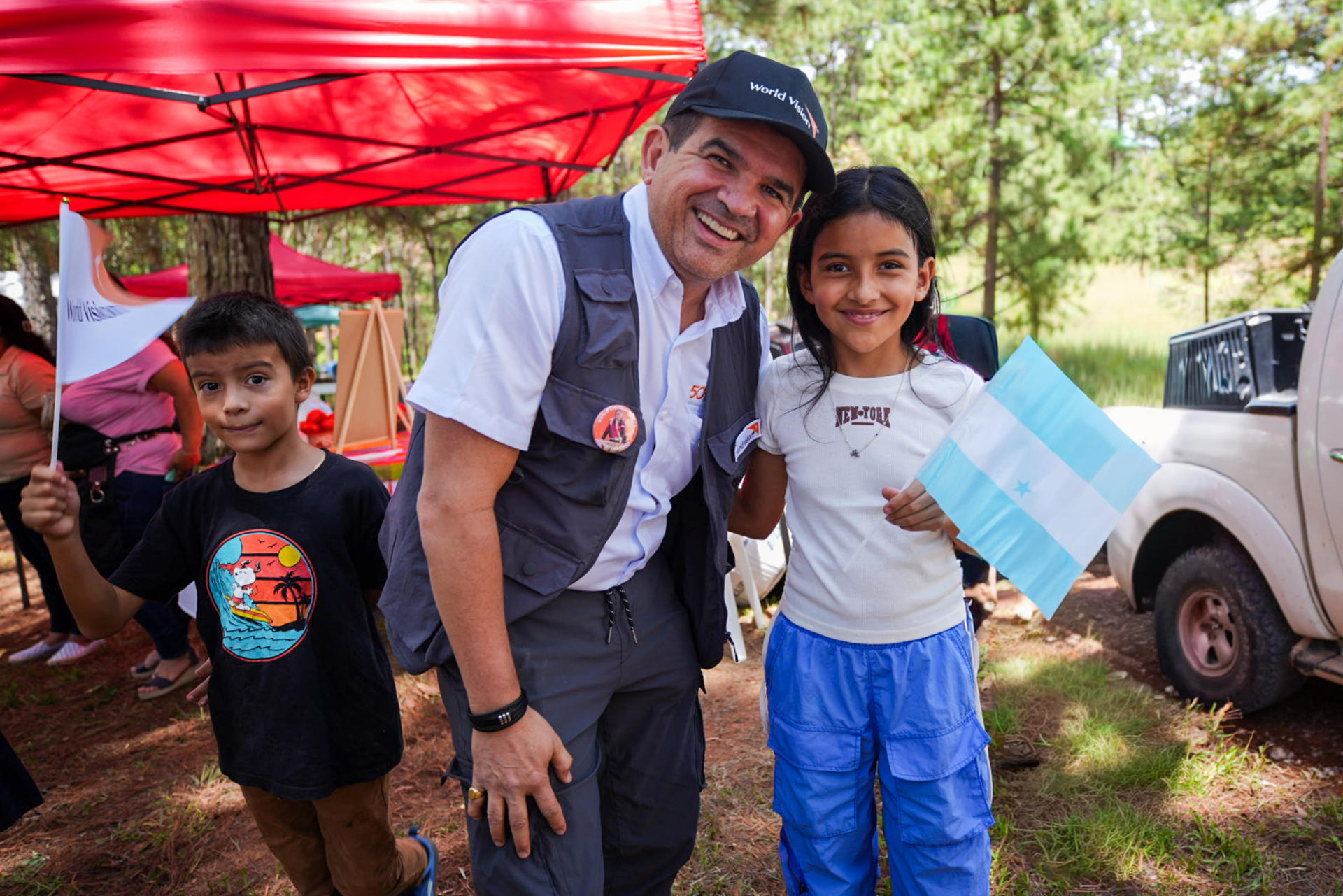 Fotografía sin fecha específica de toma cedida por World Vision que muestra a su director regional para América Latina y el Caribe, Joao Diniz, posando junto a niños (Honduras). EFE/ World Vision / SOLO USO EDITORIAL/ NO VENTAS/SOLO DISPONIBLE PARA ILUSTRAR LA NOTICIA QUE ACOMPAÑA (CRÉDITO OBLIGATORIO)