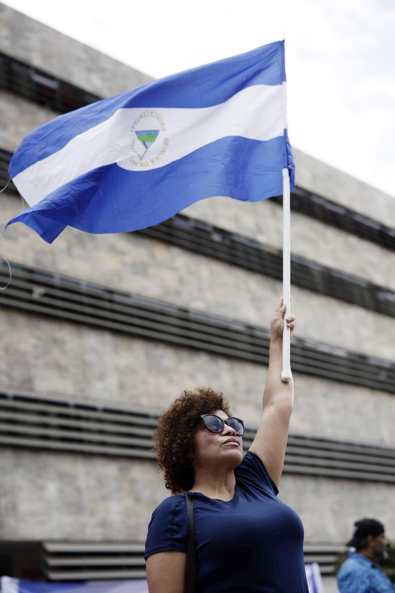 Una mujer sostiene una bandera de Nicaragua durante un plantón este 30 de septiembre de 2025, frente a los tribunales de justicia en San José (Costa Rica). EFE/ Jeffrey Arguedas
