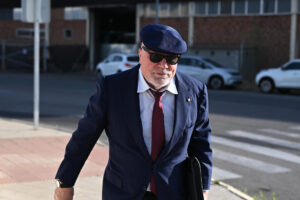El excomisario José Manuel Villarejo llega a la Audiencia Nacional este lunes para el inicio de un nuevo juicio contra él al estar acusado de acceder a tráficos de llamadas por encargo de un empresario presuntamente a cambio de medio millón de euros, unos hechos por los que la Fiscalía pide 23 años y medio de cárcel. EFE/ Fernando Villar