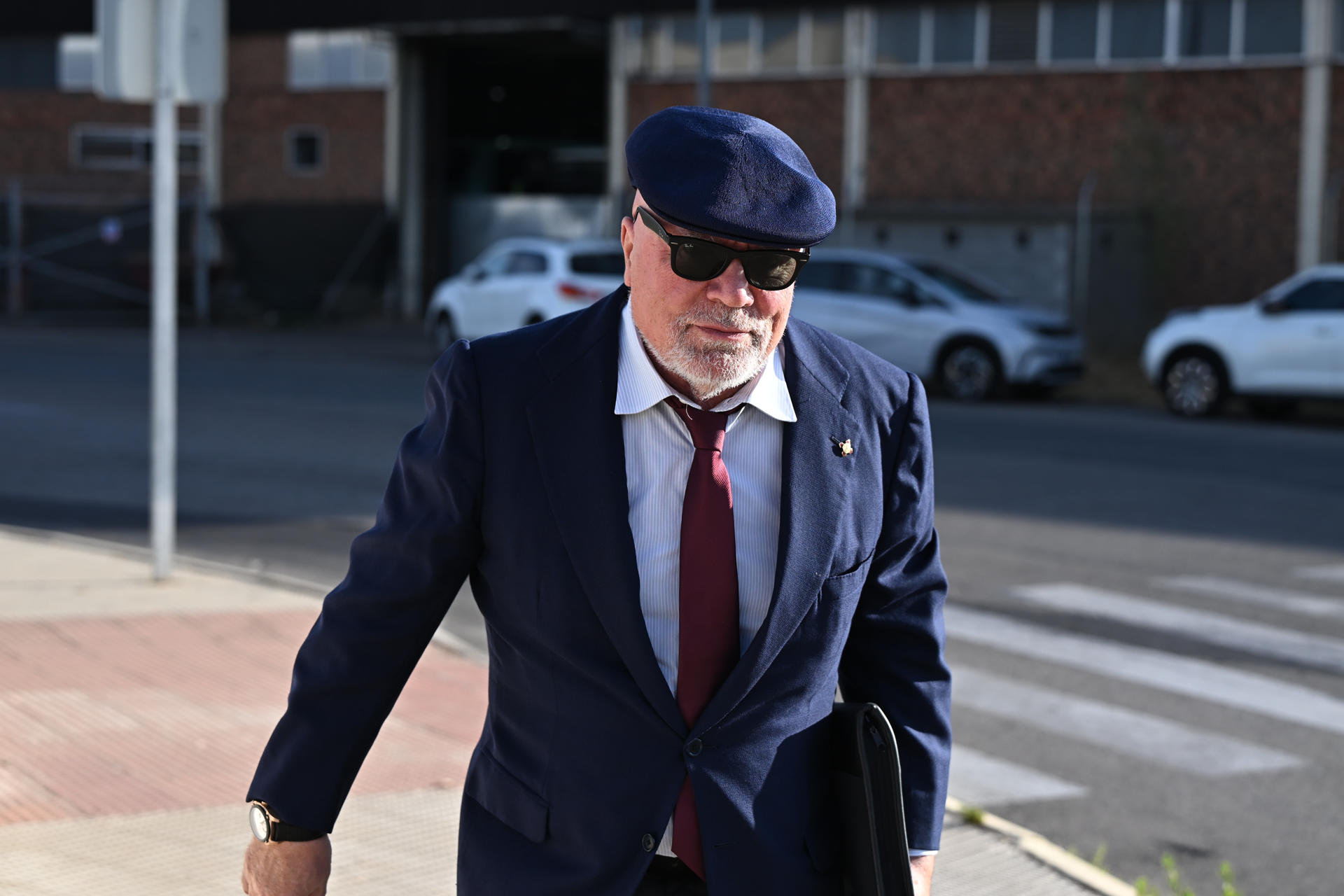 El excomisario José Manuel Villarejo llega a la Audiencia Nacional este lunes para el inicio de un nuevo juicio contra él al estar acusado de acceder a tráficos de llamadas por encargo de un empresario presuntamente a cambio de medio millón de euros, unos hechos por los que la Fiscalía pide 23 años y medio de cárcel. EFE/ Fernando Villar