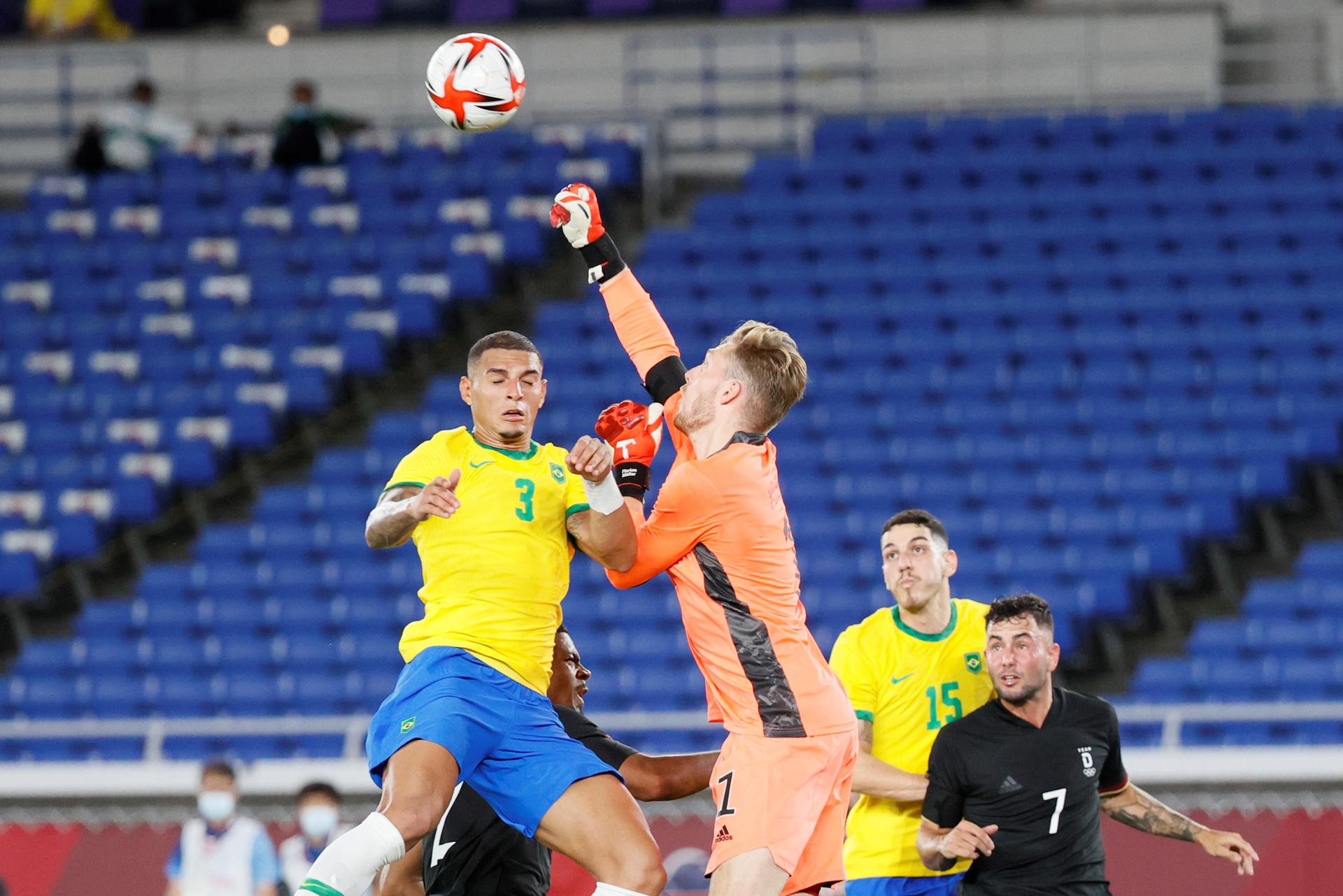 Fotografía de Lavandeira Jr, en la que puede verse en una imagen de archivo del 22 de julio de 2021 al futbolista brasileño Diego Carlos (i) durante un partido con la selección olímpica de su país en Tokio 2020. EFE