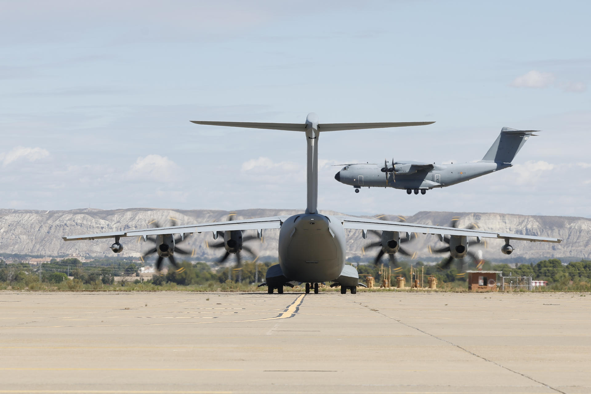 Dos Airbus A400M T.23 en el 'European Tactical Airlift Centre', centro europeo de formación y entrenamiento en la Base Aérea de Zaragoza.-EFE/ Javier Cebollada