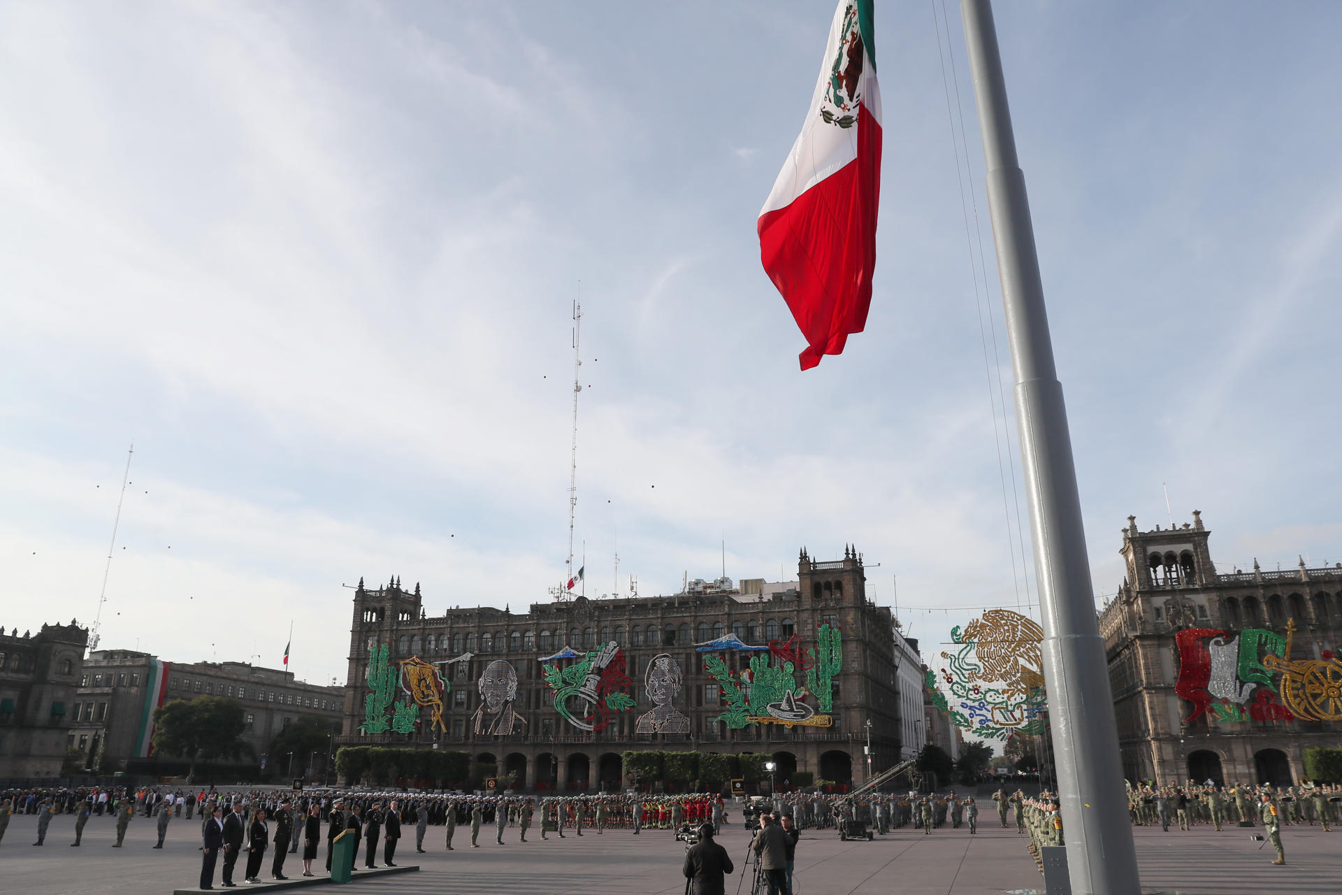Fotografía general de la Plaza de la Constitución durante una ceremonia en honor a las víctimas de los sismos de 1985 y 2017 este viernes, en Ciudad de México (México). EFE/ Mario Guzmán
