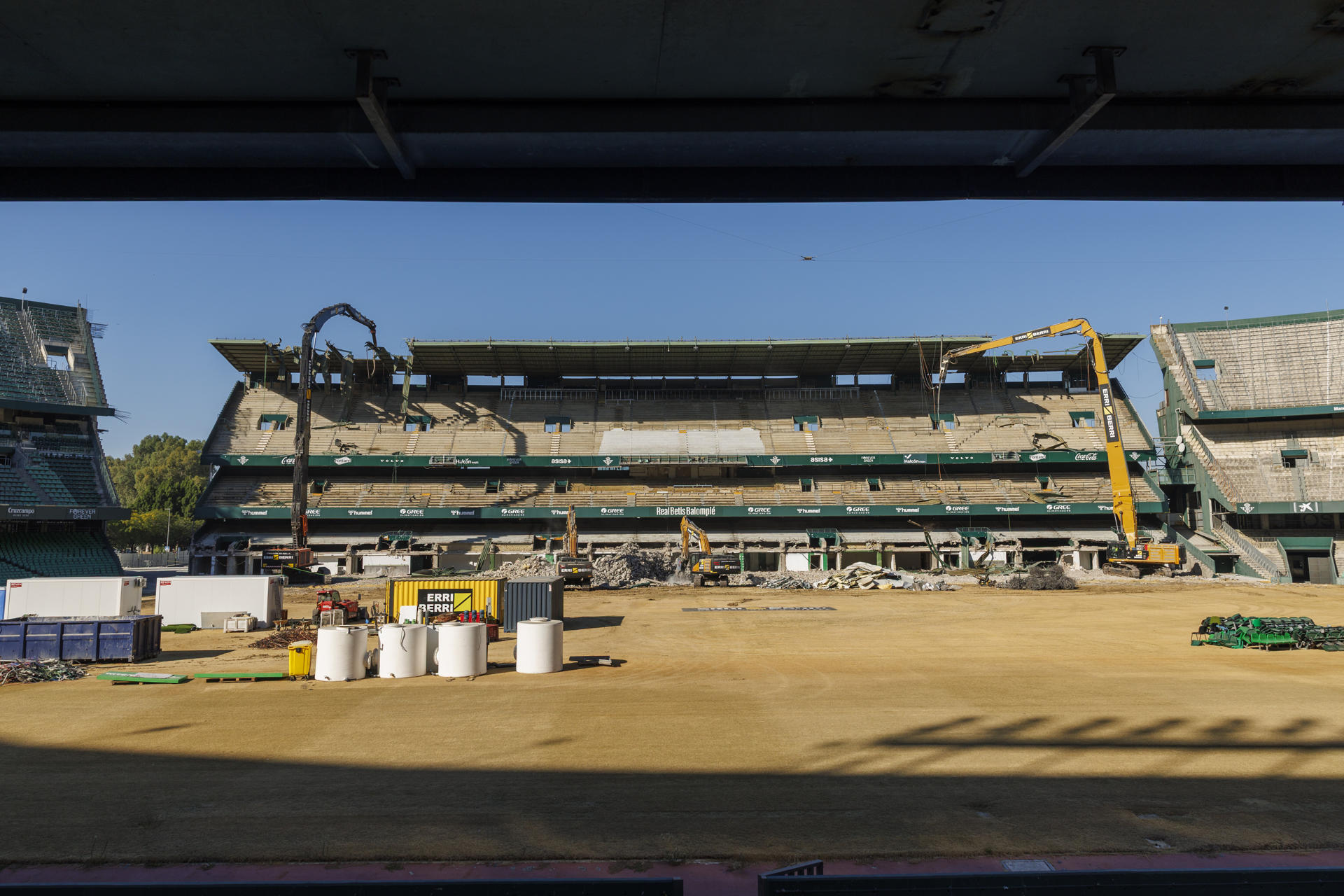 El Betis, después de que iniciara la demolición de la única grada que quedaba del viejo Benito Villamarín, la tribuna de Preferencia que se construyó para el Mundial de 1982, comenzó una nueva fase en el proyecto del nuevo estadio, al proceder a la retirada de la cubierta instalada en ese sector. EFE/ Julio Muñoz
