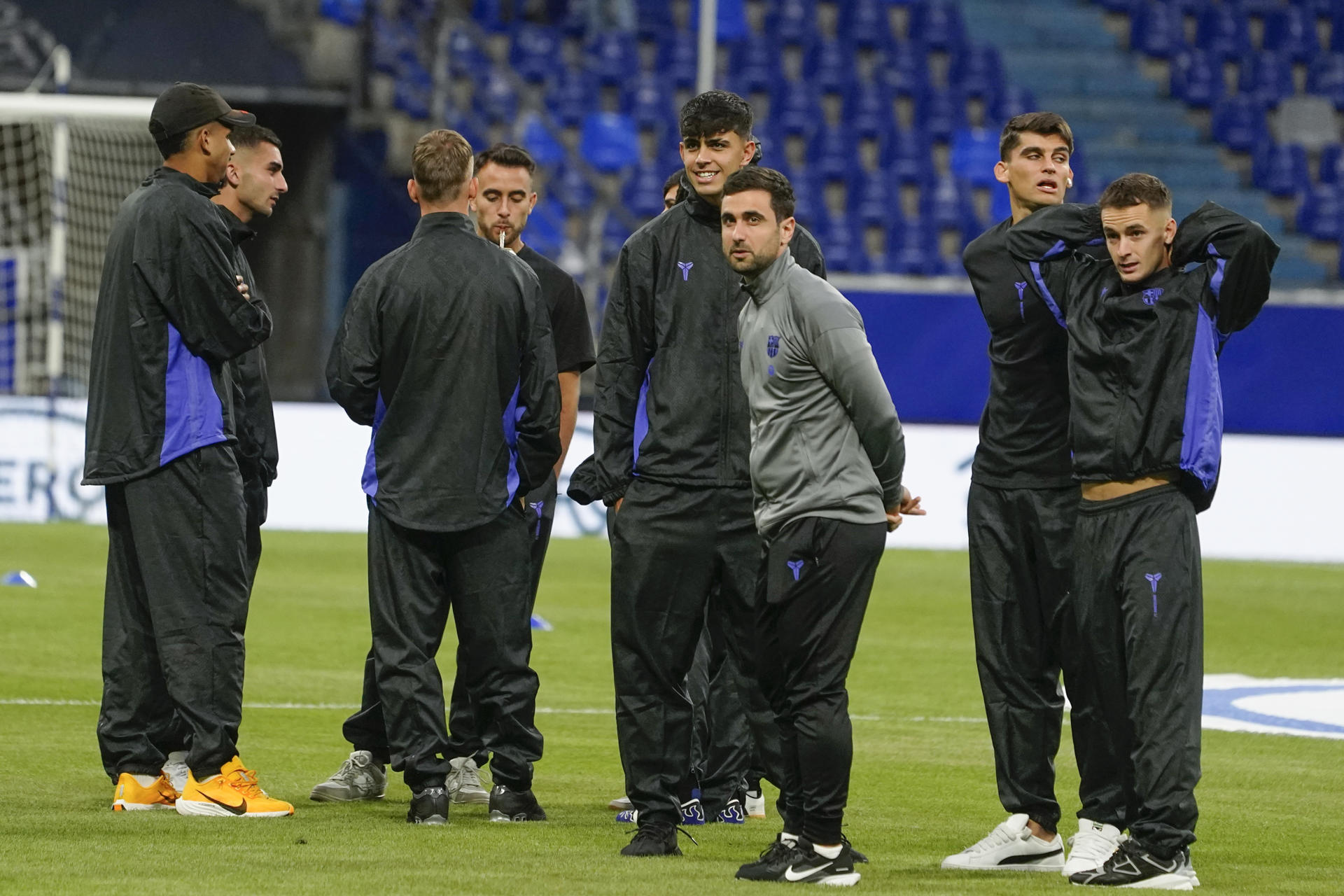Los jugadores del Oviedo antes del partido de la sexta jornada de LaLiga EA Sports que Real Oviedo y FC Barcelona disputan este jueves en el estadio Carlos Tartiere. EFE/Paco Paredes