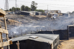 Efectivos del Consorcio Provincial de Bomberos ha actuado esta madrugada en la extinción de un incendio forestal declarado en un asentamiento de migrantes en Palos de la Frontera (Huelva) que ha afectado a unas 70 chabolas y que se ha saldado sin heridos. EFE/Alberto Díaz