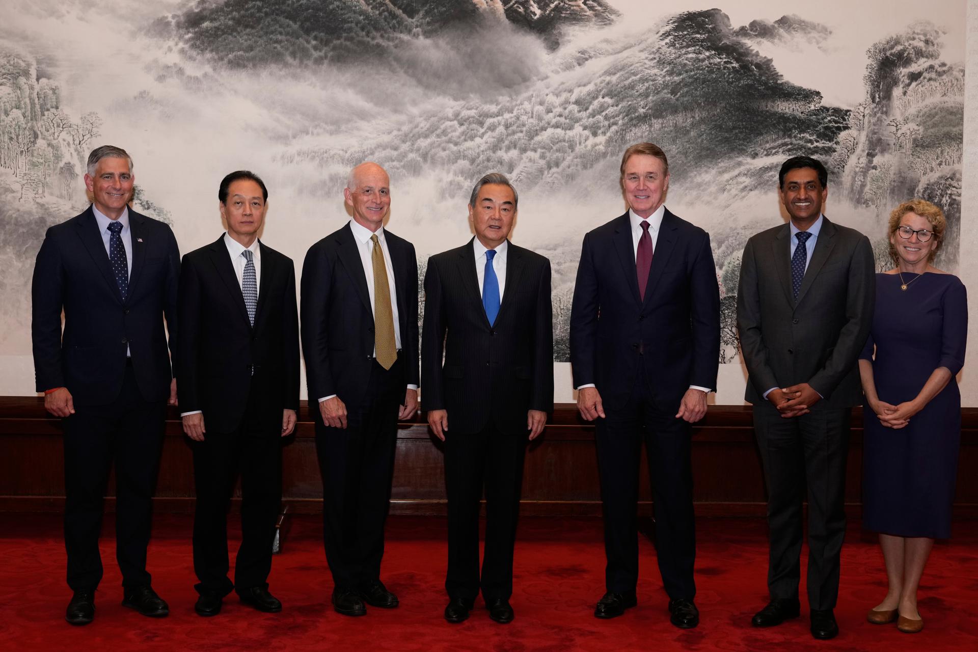 El ministro de Relaciones Exteriores de China, Wang Yi (c), posa con el representante estadounidense Adam Smith (3-L), quien lidera un grupo bipartidista de legisladores estadounidenses. EFE/MAHESH KUMAR A.