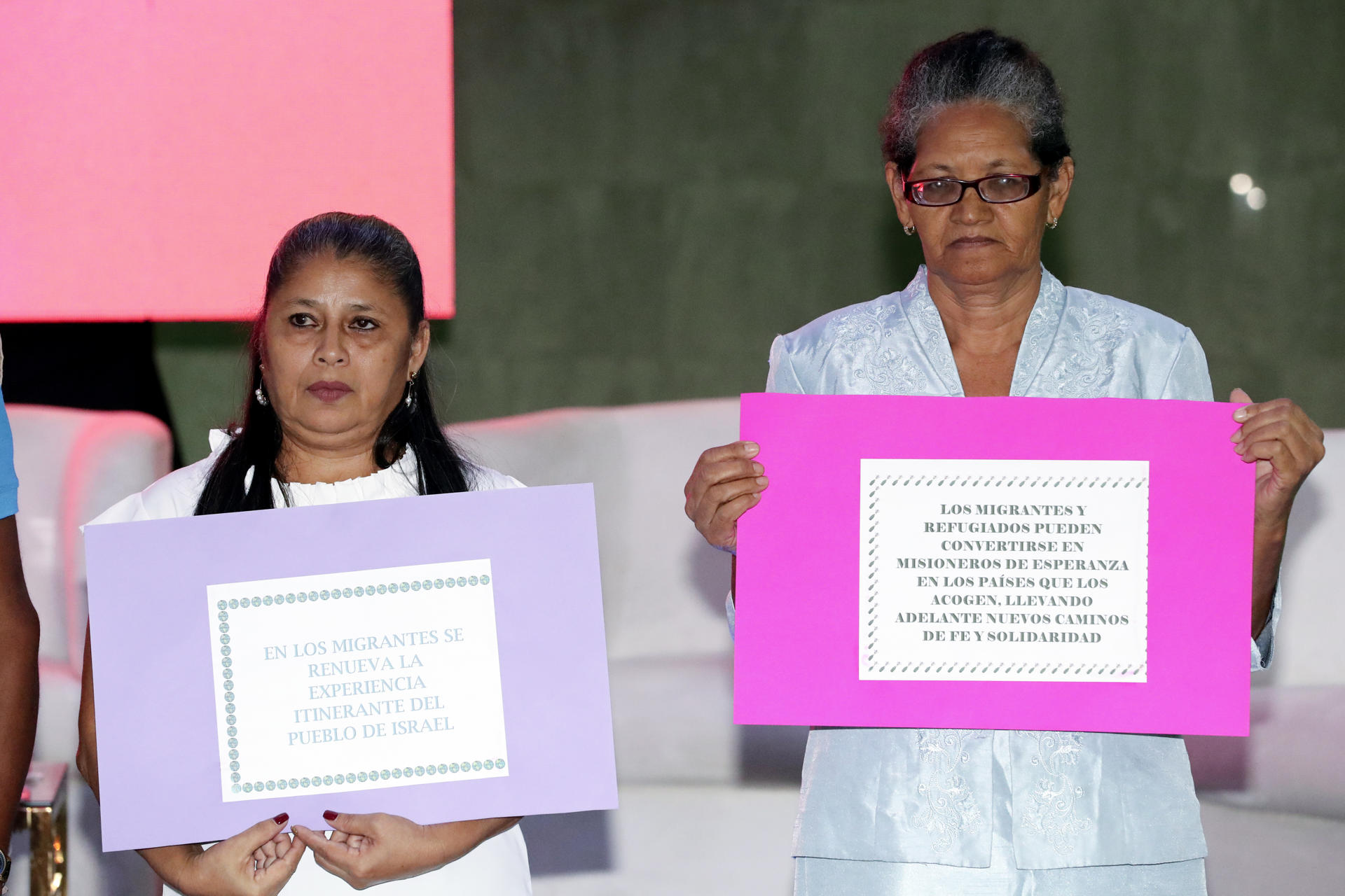 Personas se manifiestan con carteles este miércoles, en Tegucigalpa (Honduras). EFE/STR