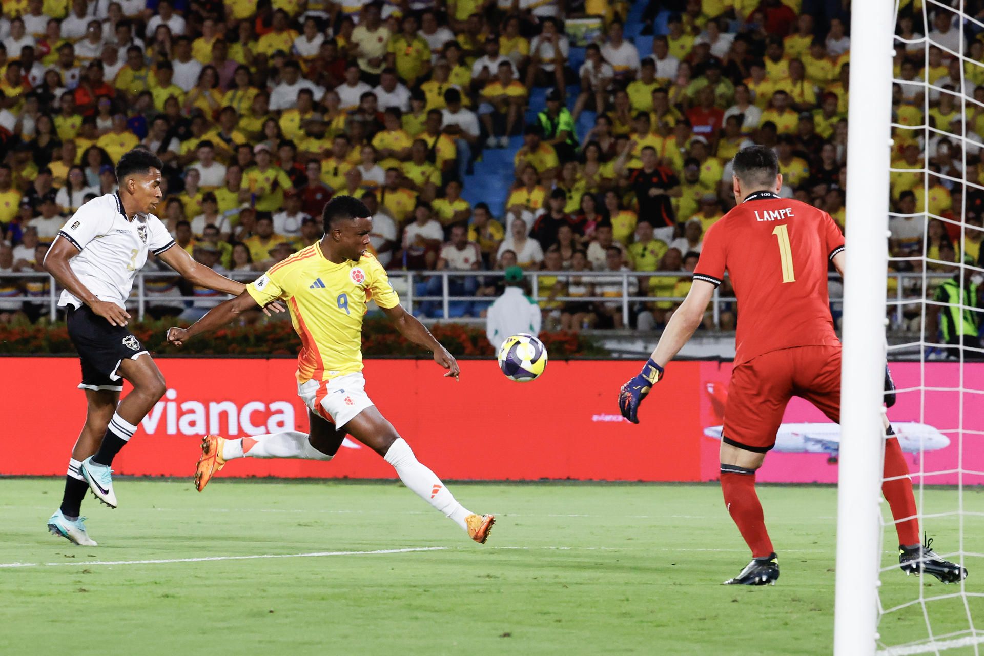 Jhon Córdona (c) marcó el segundo gol de Colombia ante Bolivia en el estadio Metropolitano de Barranquilla. EFE/Mauricio Dueñas
