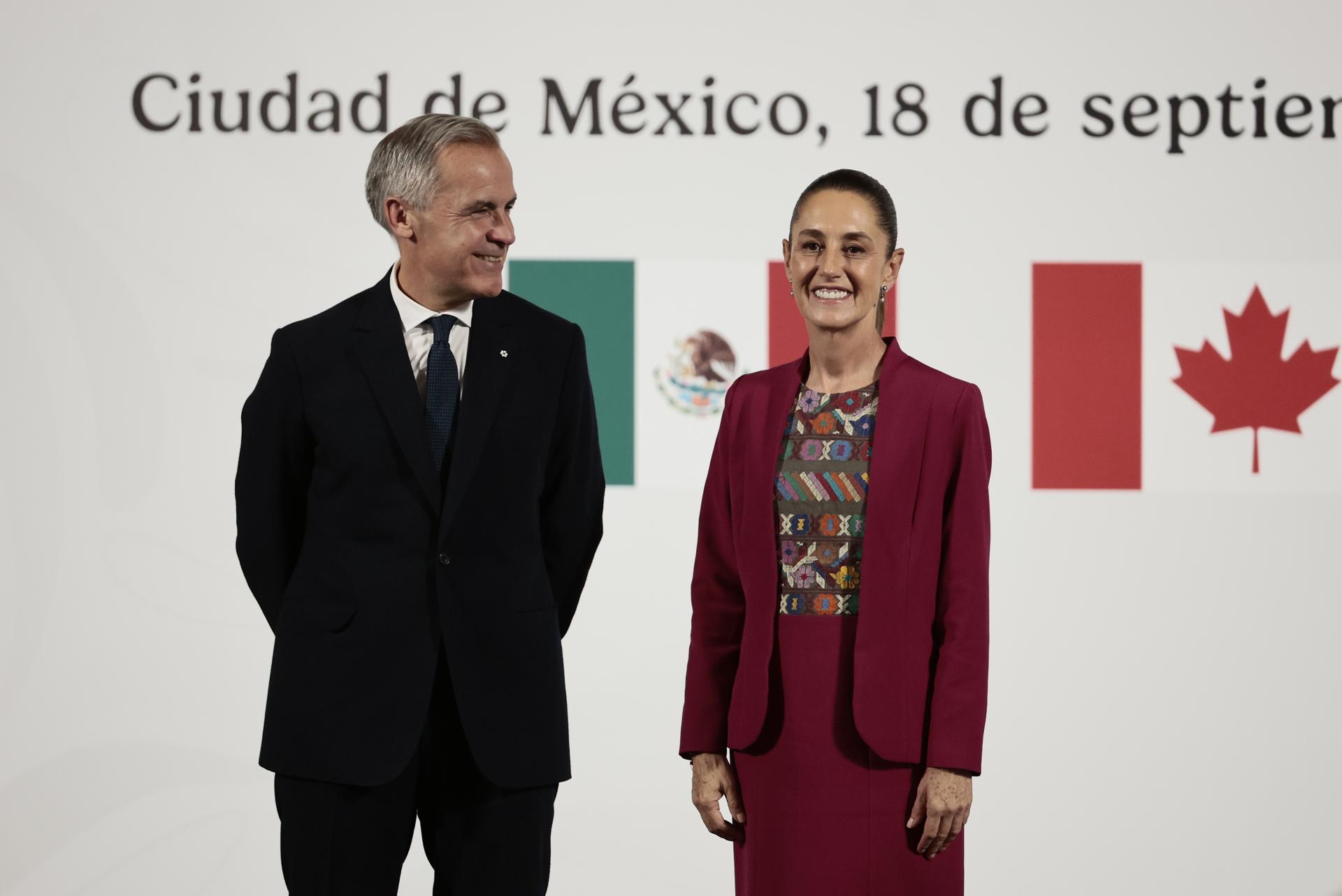 La presidenta de México, Claudia Sheinbaum (d) y el primer ministro de Canadá, Mark Carney posan este jueves, al término de una conferencia de prensa en Palacio Nacional de la Ciudad de México (México). EFE/José Méndez
