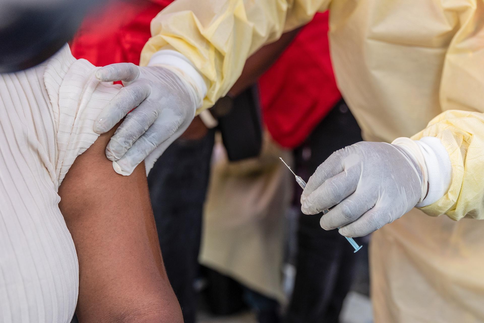 Imagen de archivo de una campaña de vacunación contra la mpox en la RDC. EFE/EPA/MOISE KASEREKA