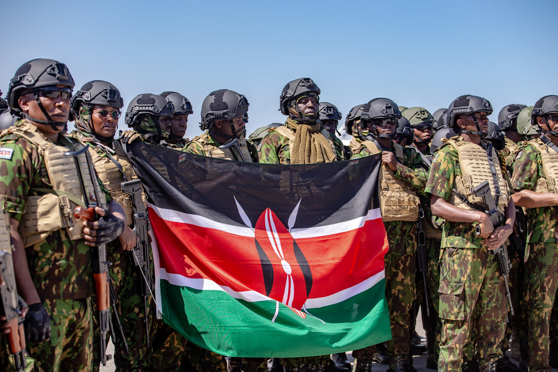 Fotografía de archivo de integrantes de un nuevo contingente de policías de Kenia respaldado por la ONU, formando en el Aeropuerto Internacional Toussaint Louverture, en Puerto Principe (Haití). EFE/ Mentor David Lorens