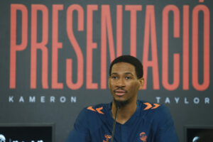 El ala-pívot estadounidense Kameron Taylor durante el acto de presentación como nuevo jugador de Valencia Basket celebrado este martes. EFE/Miguel Ángel Polo.