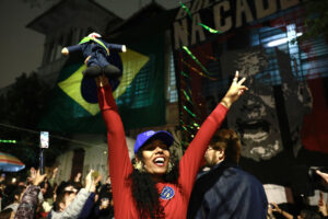 Una mujer celebra la condena al expresidente de Brasil Jair Bolsonaro este viernes, en una calle del centro de São Paulo (Brasil). EFE/ Sebastiao Moreira