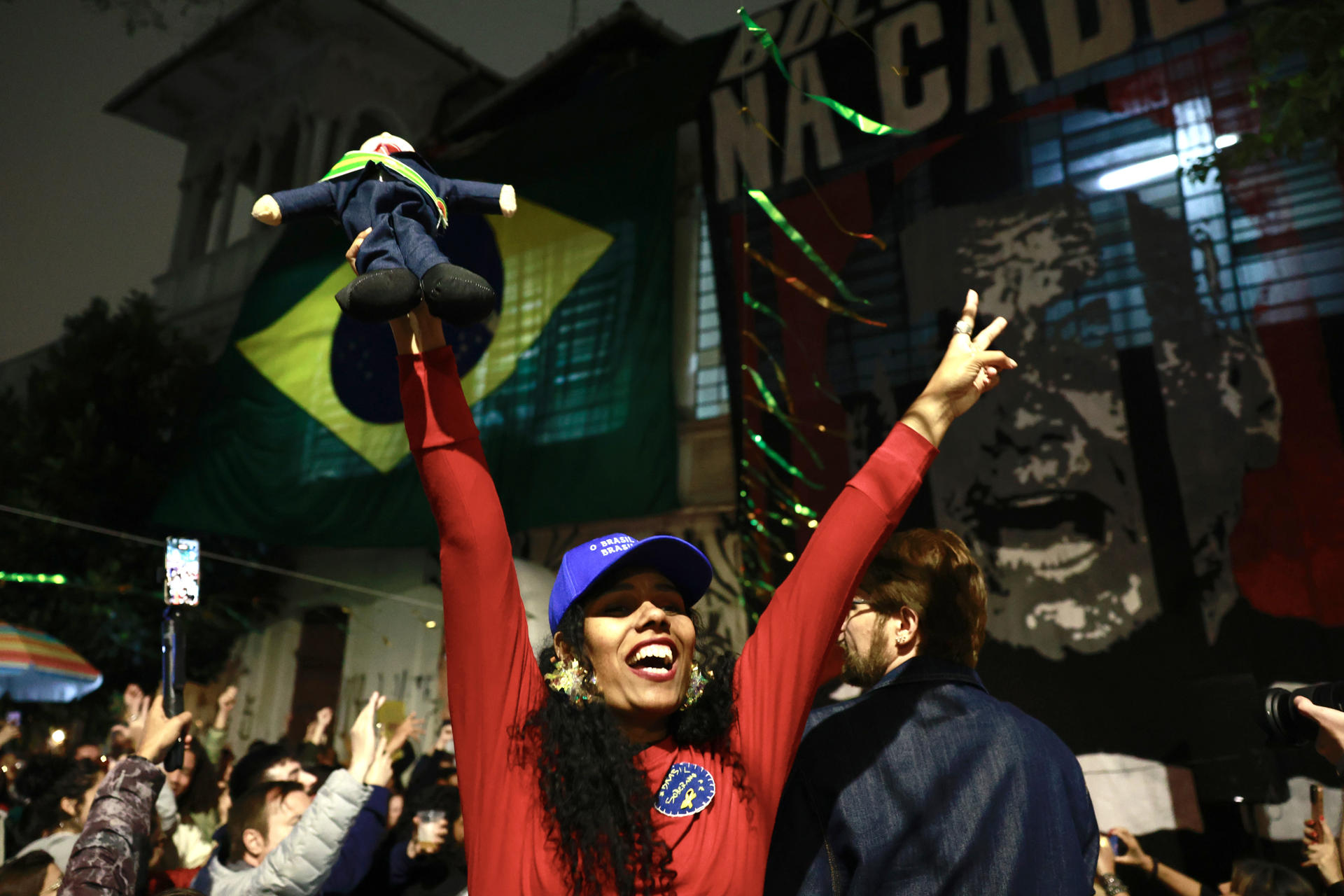 Una mujer celebra la condena al expresidente de Brasil Jair Bolsonaro este viernes, en una calle del centro de São Paulo (Brasil). EFE/ Sebastiao Moreira
