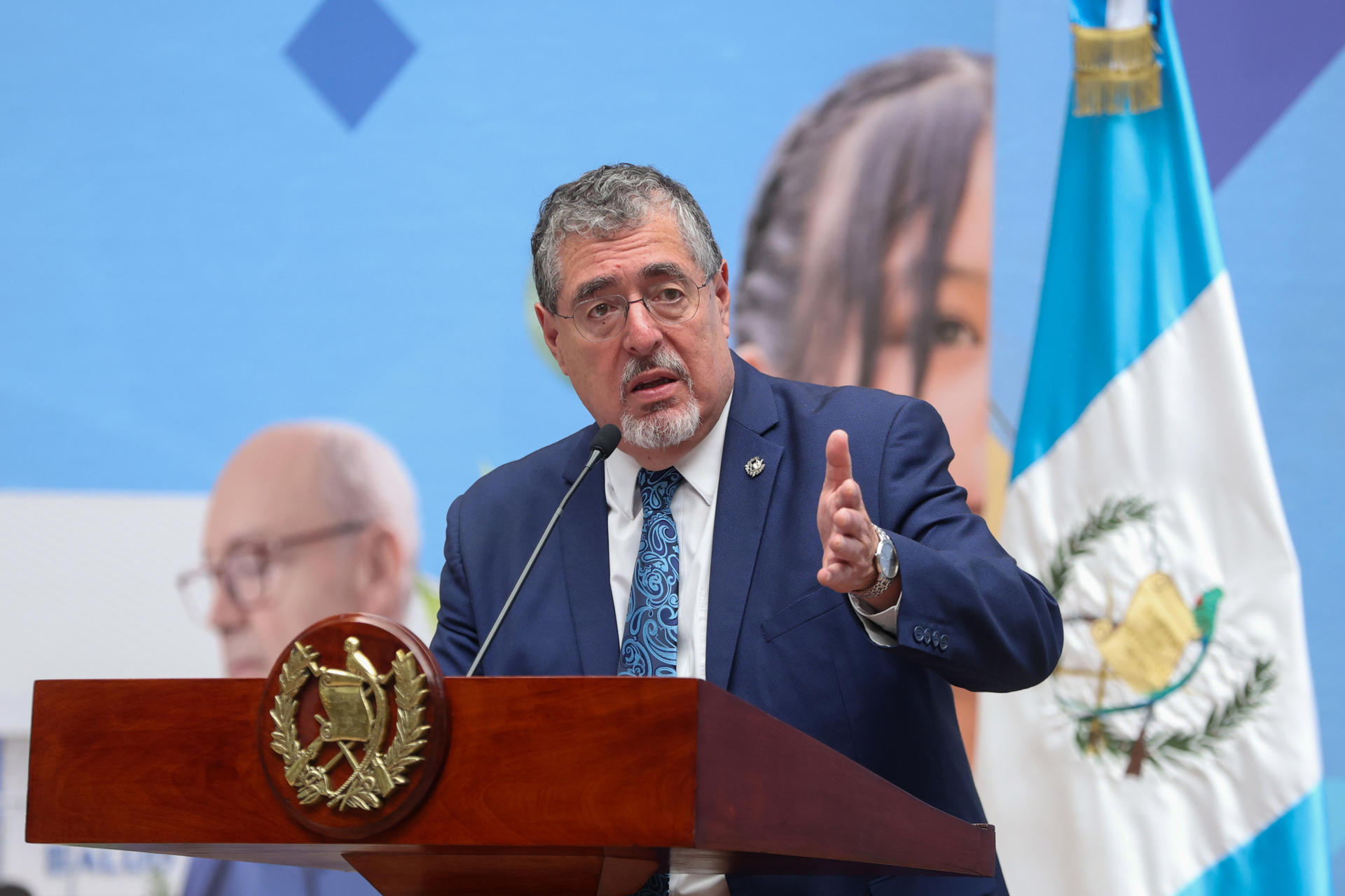 El presidente de Guatemala, Bernardo Arévalo de León, habla durante una rueda de prensa este martes, en el Palacio Nacional de la Cultura, en Ciudad de Guatemala (Guatemala). EFE/ Mariano Macz
