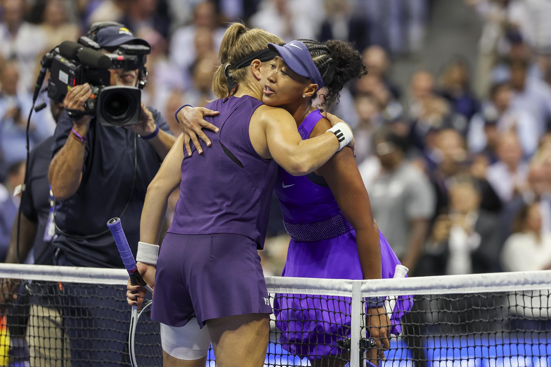 La checa Karolina Muchova (de espalda) felicita este miércoles a la japonesa Naomi Osaka, quien la eliminó del Abierto de Estados Unidos y se instaló en las semifinales la estadounidense Amanda Anisimova. EFE/EPA/SARAH YENESEL