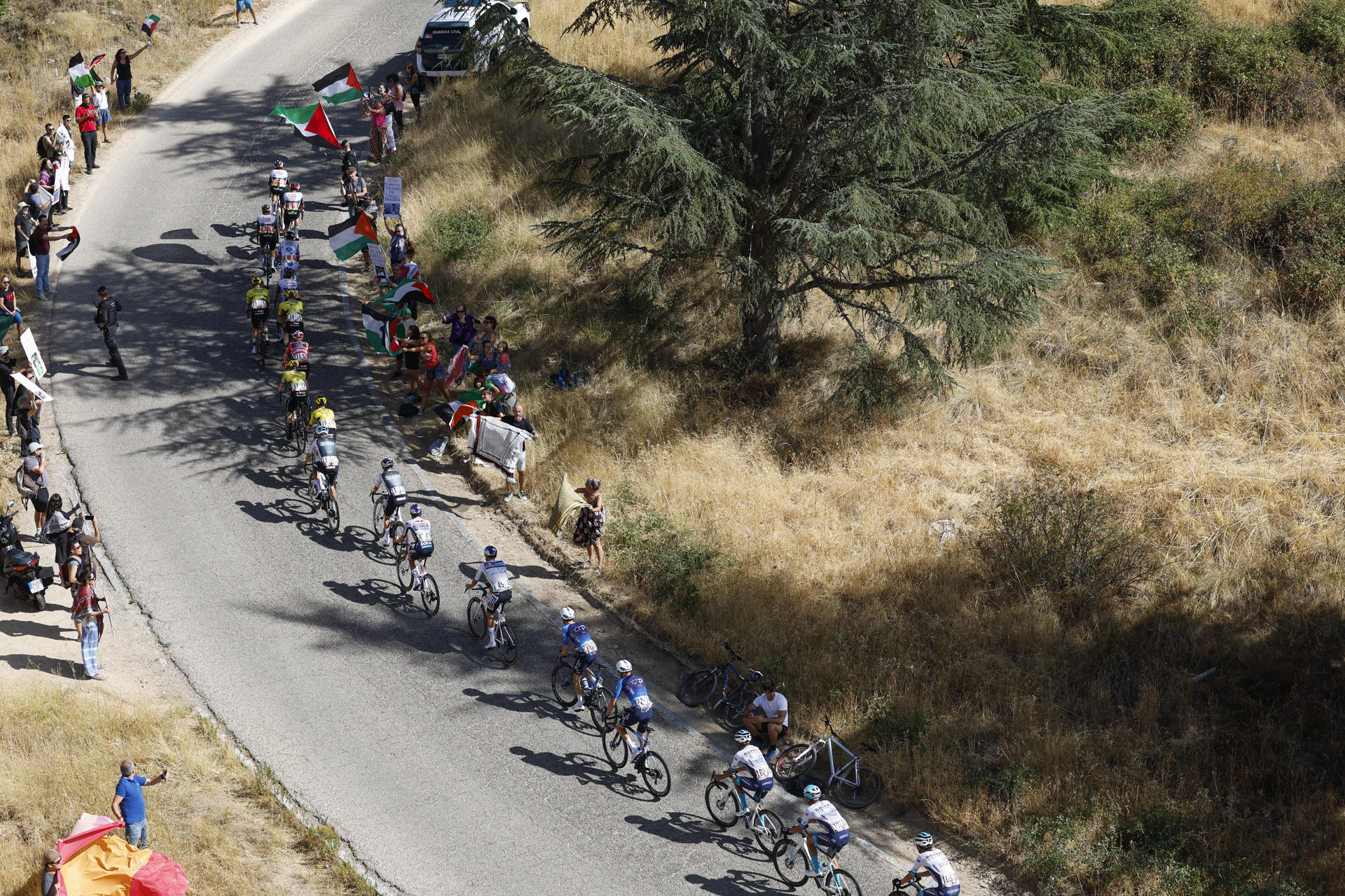 El pelotón durante la vigésima etapa de La Vuelta a España disputada este sábado entre las localidades madrileñas de Robledo de Chabela y el Puerto de Navacerrada con un recorrido de 165.6 km. EFE/ Javier Lizón