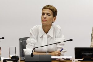 Imagen de archivo de la presidenta de Navarra, María Chivite, durante una comparecencia. EFE/ Villar López/Archivo