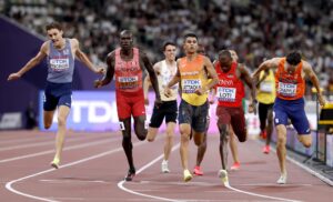 (Desde la derecha) Samuel Chapple de los Países Bajos, Kelvin Kimtai Loti de Kenia, Mohamed Attaoui de España, Marco Arop de Canadá y Tiarnan Crorken de Gran Bretaña compiten en las series de 800 metros masculinos en el Campeonato Mundial de Atletismo 2025 en Tokio, Japón. EFE/EPA/FRANCK ROBICHON
//////////
TOKYO (Japan), 16/09/2025.- (from R) Samuel Chapple of the Netherlands, Kelvin Kimtai Loti of Kenya Mohamed Attaoui of Spain, Marco Arop of Canada and Tiarnan Crorken of Great Britain compete in the Men's 800m heats at the World Athletics Championships 2025 in Tokyo, Japan, 16 September 2025. (Mundial de Atletismo, 800 metros, Gran Bretaña, Japón, Kenia, Países Bajos; Holanda, España, Reino Unido, Tokio) EFE/EPA/FRANCK ROBICHON