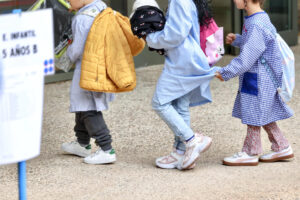 Imagen de un grupo de niños en su colegio en el comienzo del curso escolar 2025-2026 este martes en Logroño. Más de 51.000 alumnos inician este martes el curso escolar 2025-2026. EFE/ Raquel Manzanares
