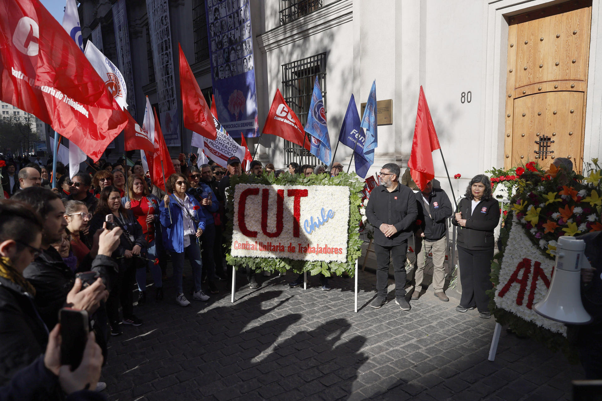 Personas de la Central Unitaria de Trabajadores (CUT) marchan durante la conmemoración de los 52 años del golpe de Estado este jueves, frente al Palacio de La Moneda, en Santiago (Chile). EFE/ Elvis Gonzalez
