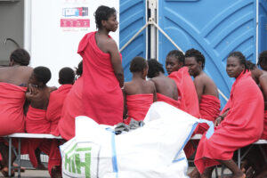 Un grupo de personas migrantes, entre ellos varios menores  tras ser rescatados por Salvamento Marítimo cerca de la isla de Tenerife. EFE/Alberto Valdés