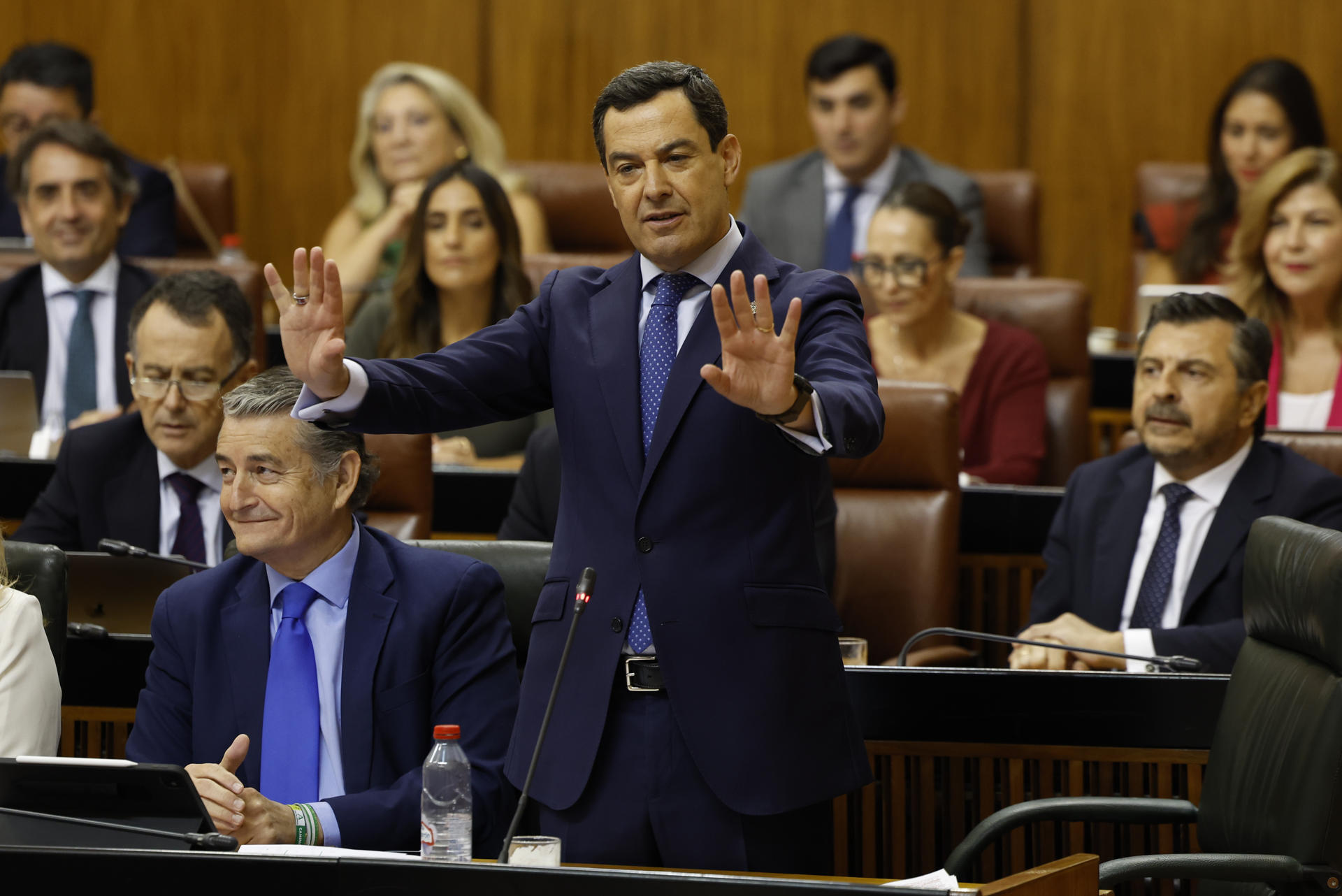 El presidente andaluz, Juanma Moreno (c), durante su intervención en la sesión de control al Ejecutivo en el pleno del Parlamento de Andalucía, este jueves en Sevilla. EFE/Julio Muñoz