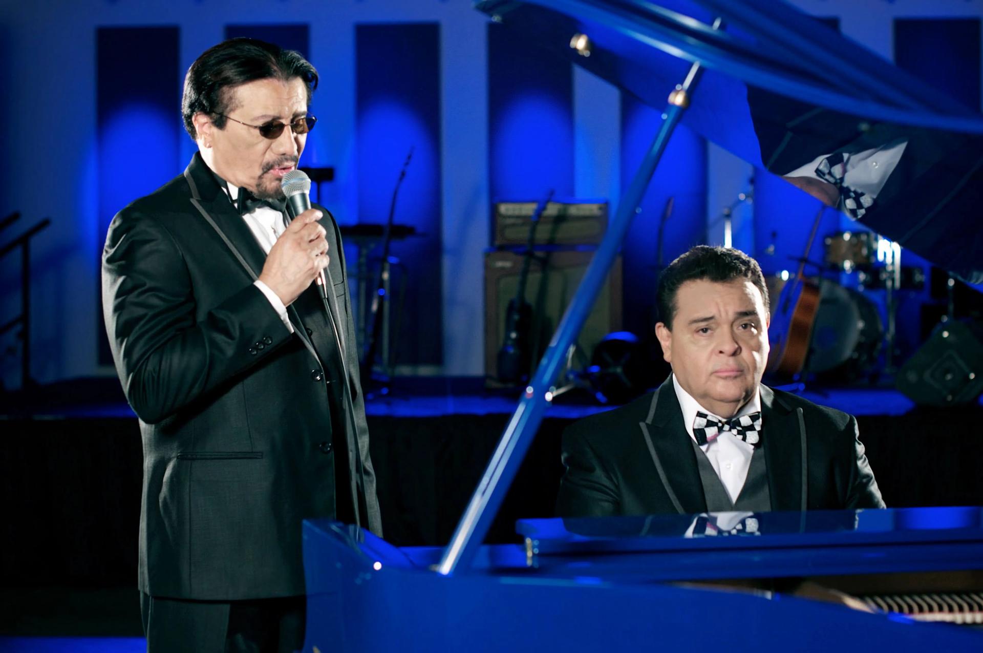 Fotografía personal sin fecha específica de toma y cedida este miércoles, 17 de septiembre, de los legendarios salseros Boby Cruz (i) y Richie Ray (d), durante un concierto. EFE/Álbum Richie Ray y Bobby Cruz