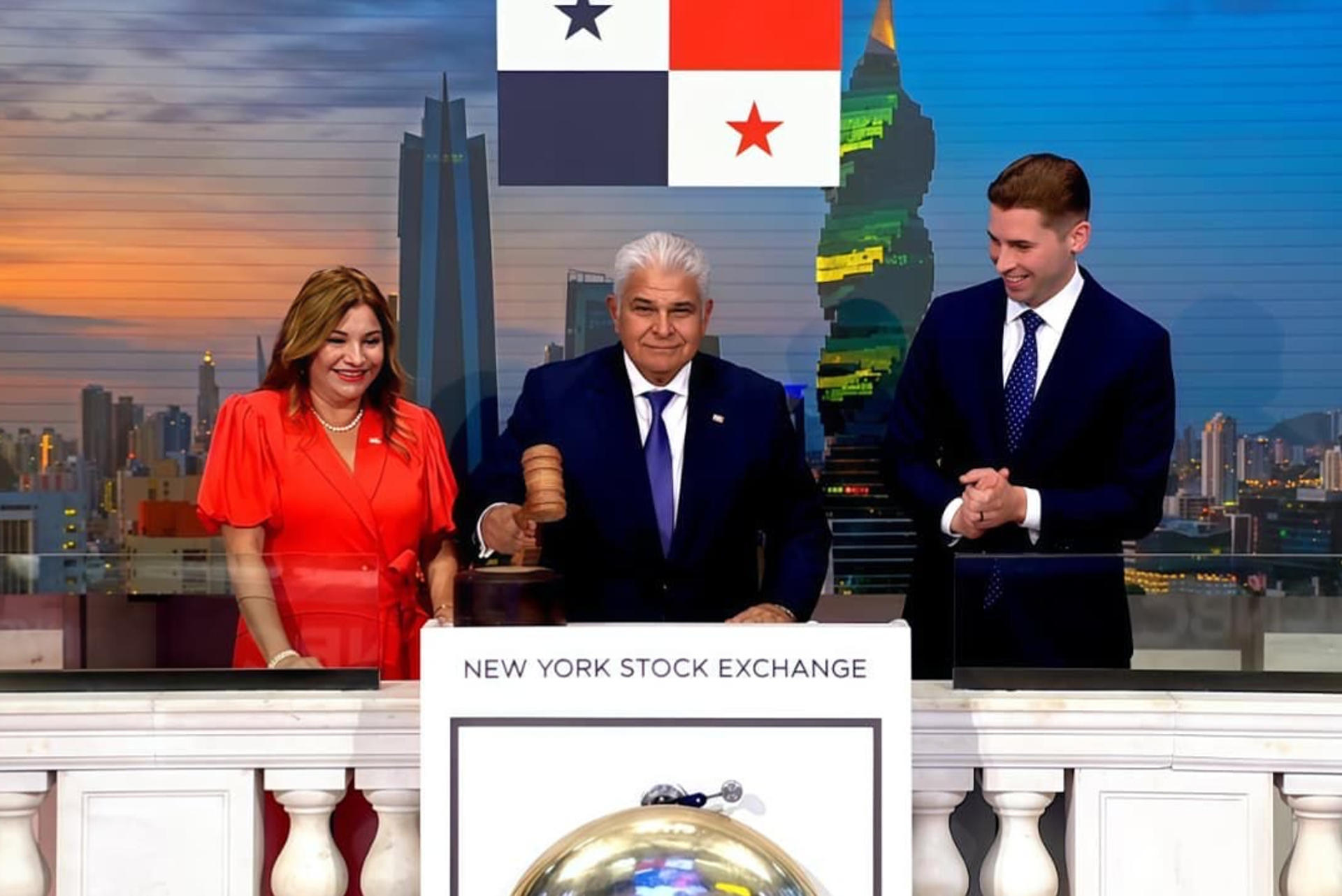 Fotografía cedida por la Presidencia de Panamá que muestra a su mandatario, José Raúl Mulino (c), junto a la primera dama de Panamá Maricel Cohen de Mulino este lunes, en Nueva York (Estados Unidos). EFE/ Presidencia de Panamá