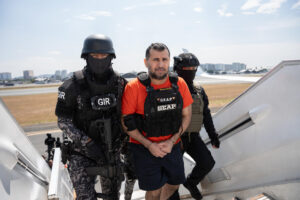 Fotografía de archivo de integrantes del Grupo de Intervención y Rescate (GIR) que custodian al narcotraficante José Adolfo "Fito" Macías (c), durante su traslado desde la cárcel la Roca hasta la Base Aérea Simón Bolívar, en Guayaquil (Ecuador). EFE/Mauricio Torres