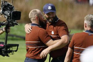 Jon Rahm (d) y Tyrrell Hatton (i), del equipo de Europa, celebran en el hoyo 16 del foursomes de la Copa Ryder de golf 2025. EFE/EPA/ERIK S. LESSER