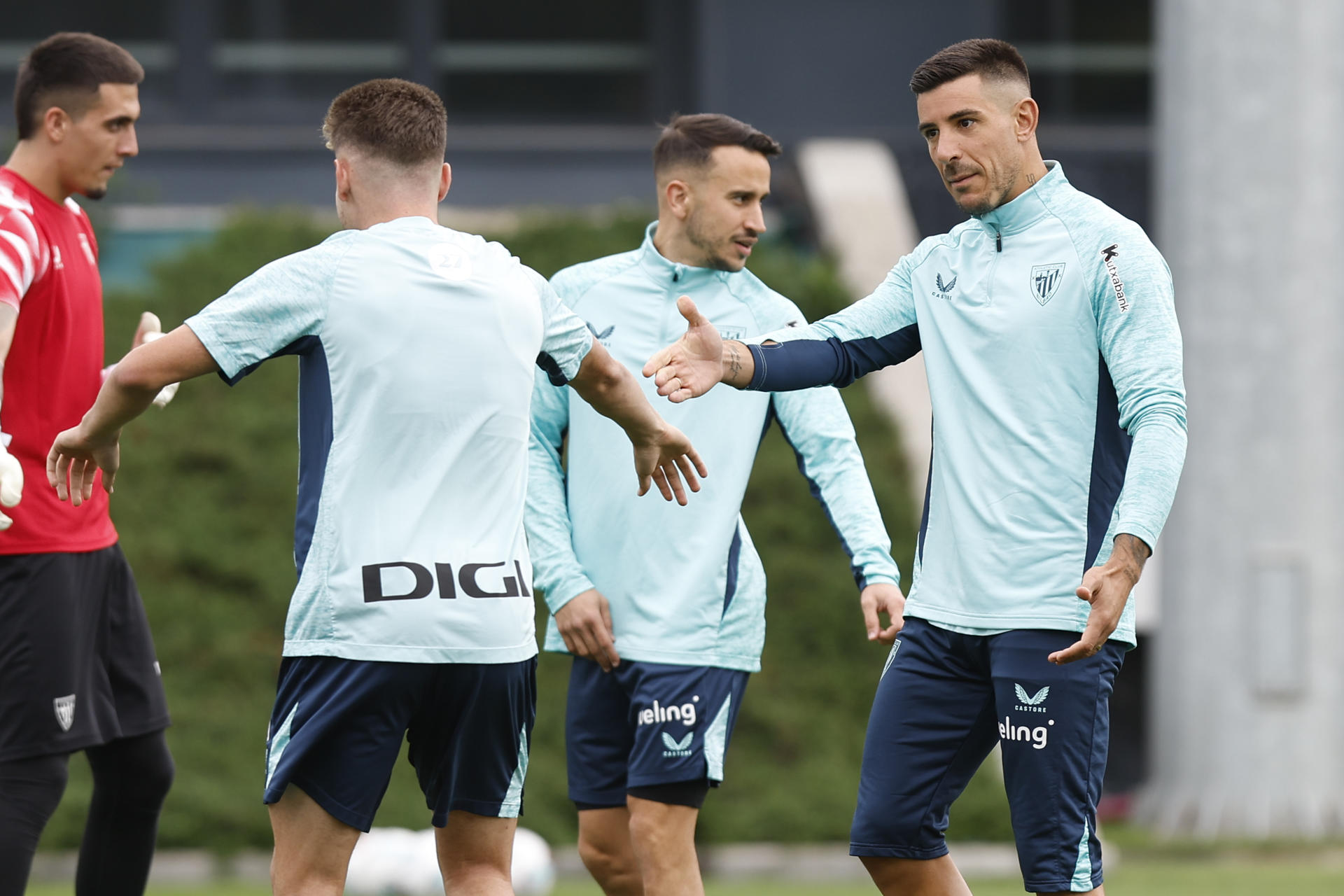 Yuri Berchiche (d) durante el entrenamiento que el Athletic de Bilbao ha celebrado para preparar el encuentro de Liga contra el Alavés. EFE/ Miguel Toña