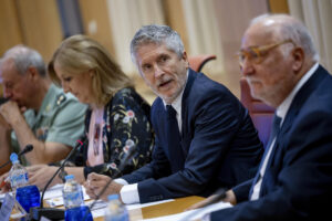 El ministro del Interior, Fernando Grande-Marlaska (c), acompañado por la subsecretaria del Ministerio del Interior, Susana Crisóstomo, y por el director general del Tráfico, Pere Navarro, presenta el balance provisional de la siniestralidad vial registrado en las carreteras españolas durante los pasados meses de julio y agosto, este miércoles en Madrid. EFE/Daniel González