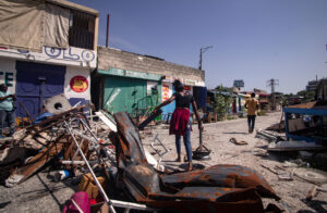 Fotografía de archivo en donde se ven personas mientras transitan por una calle con barricadas en el barrio Nazon, en Puerto Príncipe (Haití). EFE/ Mentor David Lorens