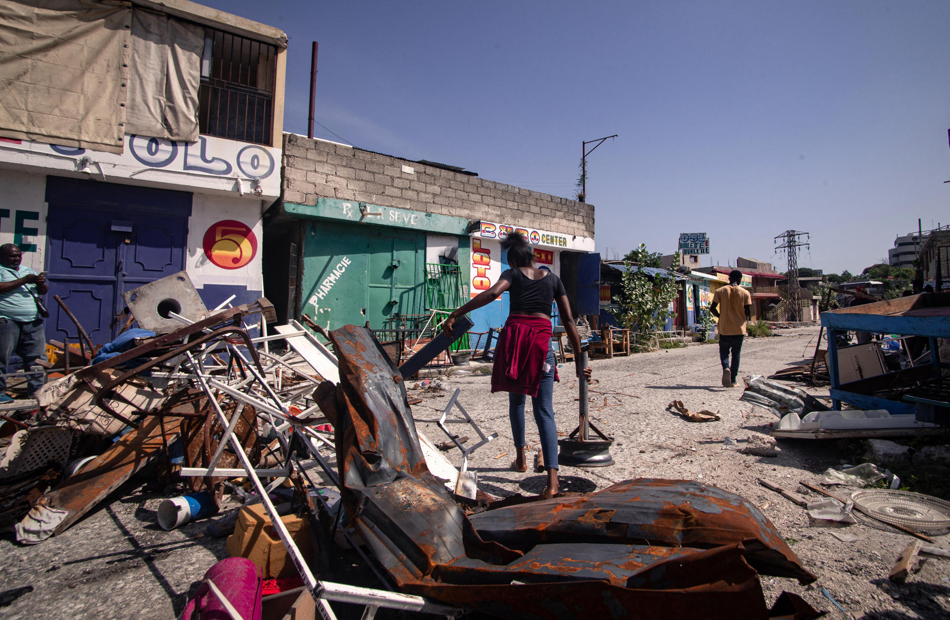 Fotografía de archivo en donde se ven personas mientras transitan por una calle con barricadas en el barrio Nazon, en Puerto Príncipe (Haití). EFE/ Mentor David Lorens
